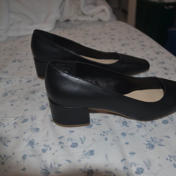 Pre owned Liz Claiborne Block Heel Pump. Color black, size 8.5. - Picture 2 of 6